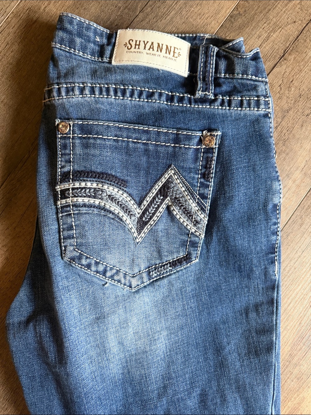 Shyanne Women's Medium Blue bootcut Jeans with Embroidered Back Pocket size 32